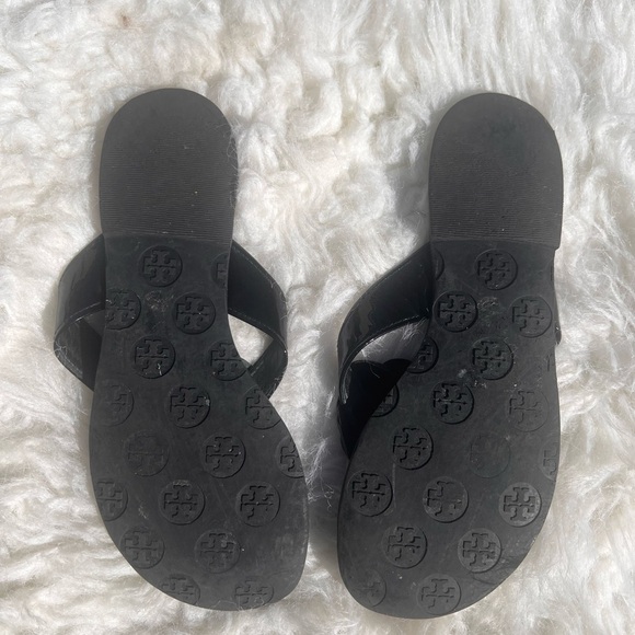 Tory Burch Breely Black Patent Gold Logo Flower Flip-Flops Sandals US 7 - Picture 4 of 6